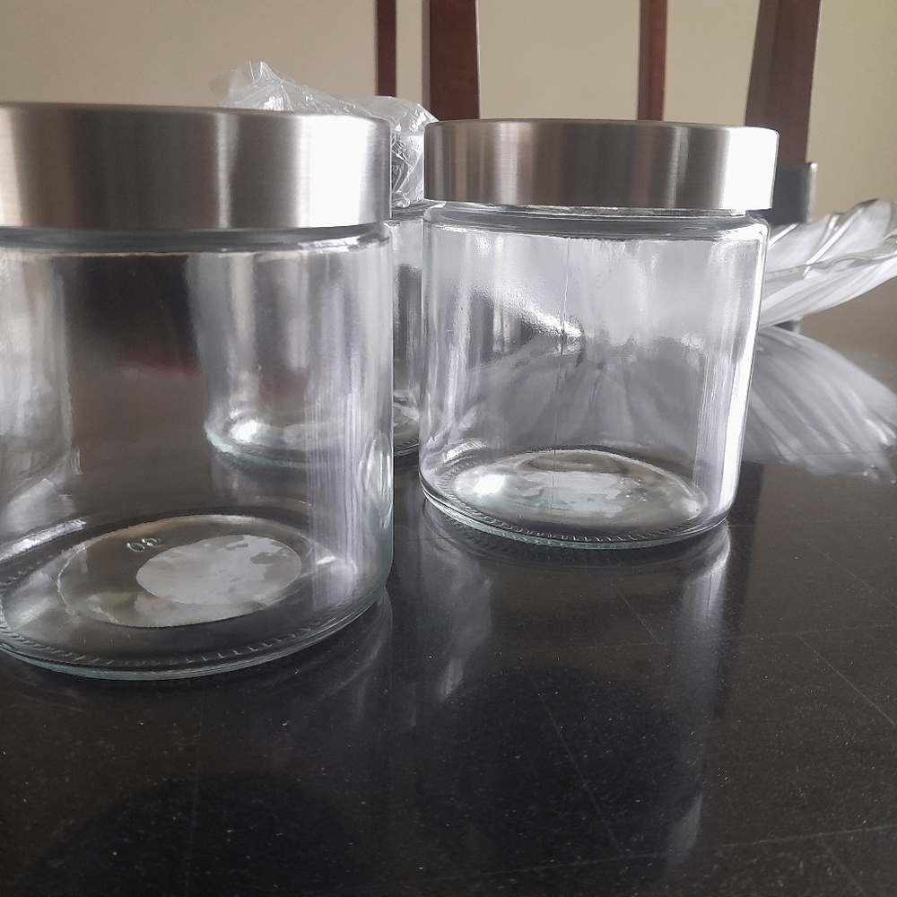 2 glass jars w lids